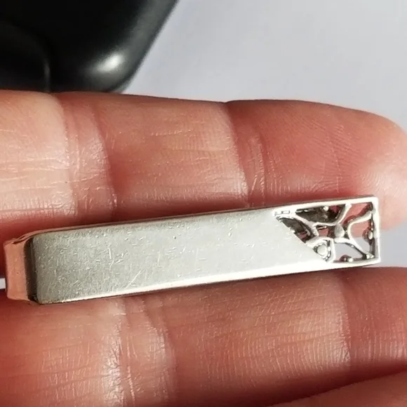 Relisted - vintage tie clip Silver tone metal tie bar mens jewelry cutout - Picture 3 of 8